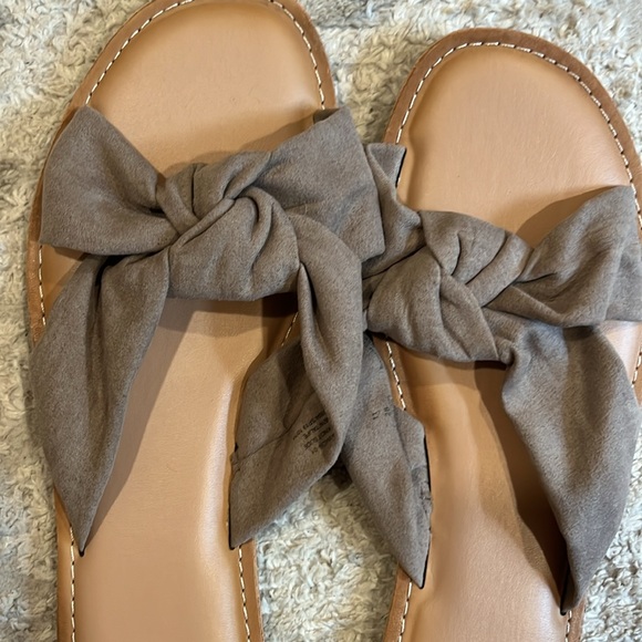 New Old Navy sandals with brown soft cloth knot - Picture 3 of 3
